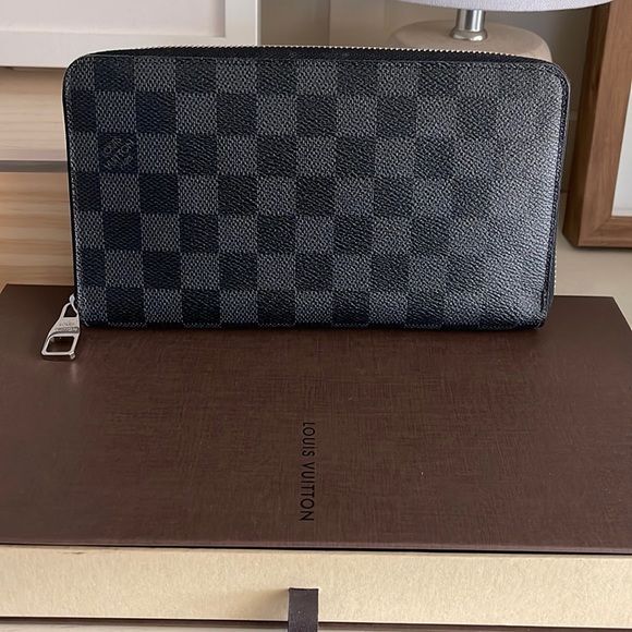 Louis Vuitton Zippy Organizer - Picture 1 of 12